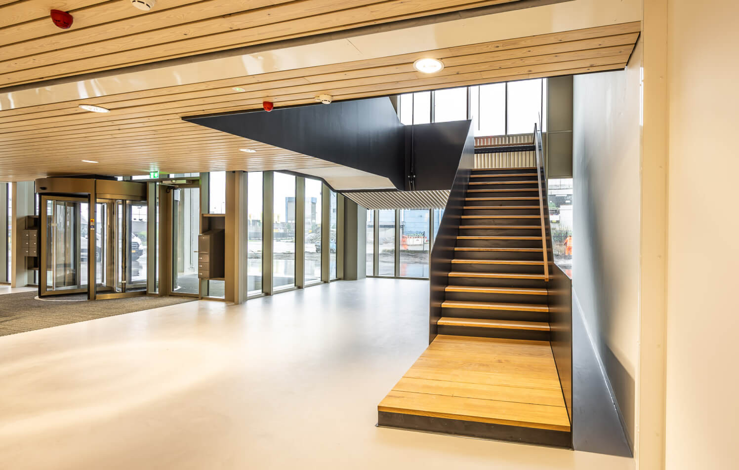 eiken trapbekleding op maat kantoor