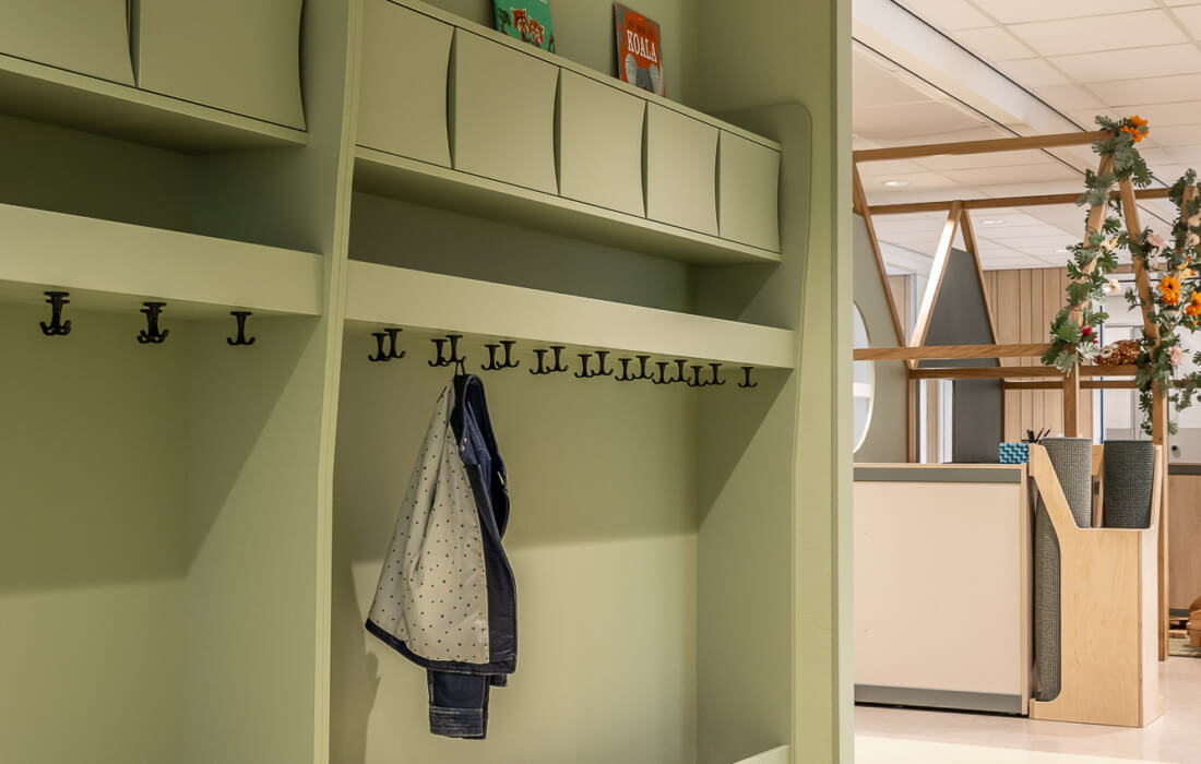 garderobe met opbergruimte en jashaken voor basisschool