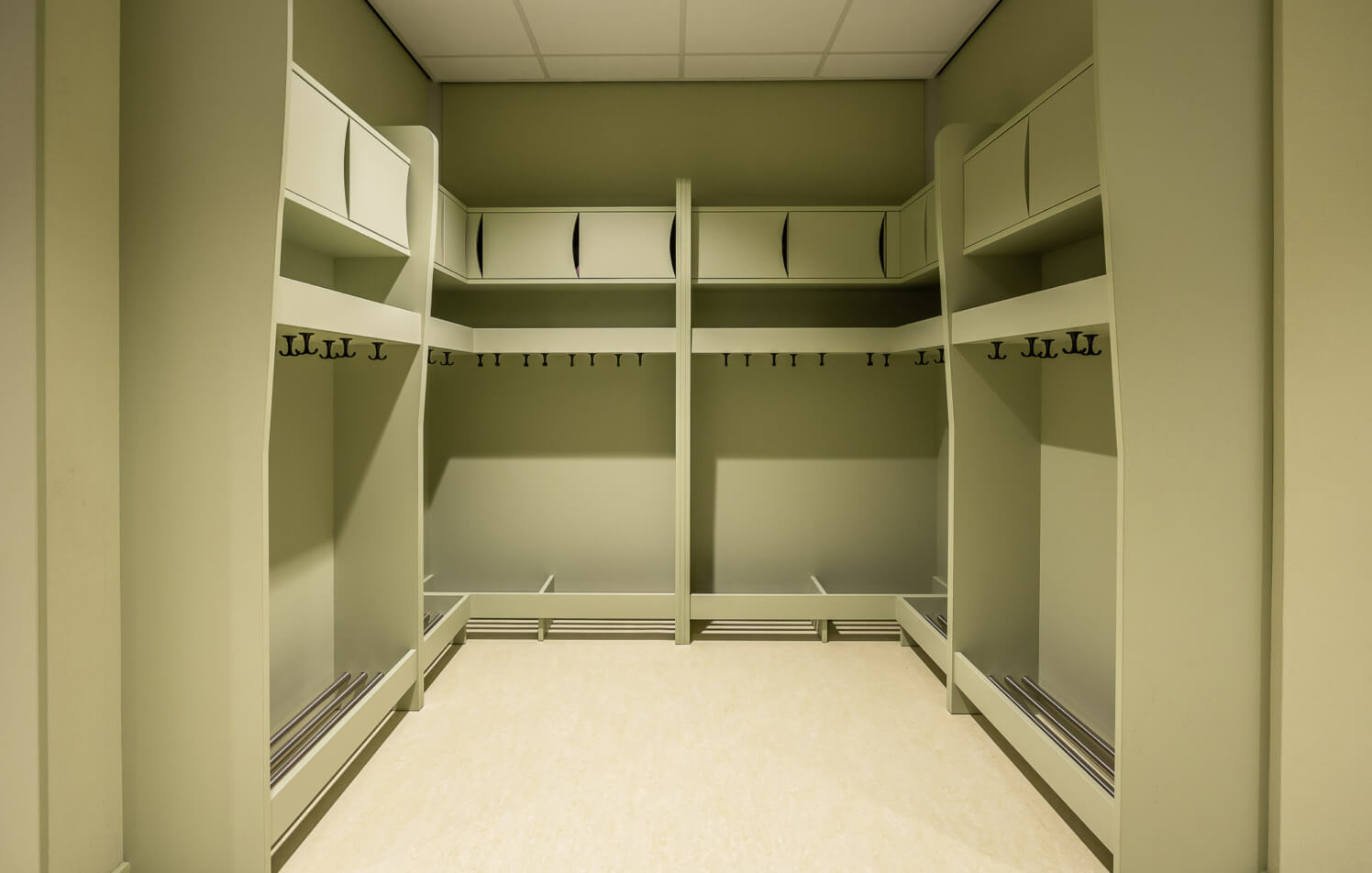 interieurbouw voor groene garderobe met opbergruimte en jashaken