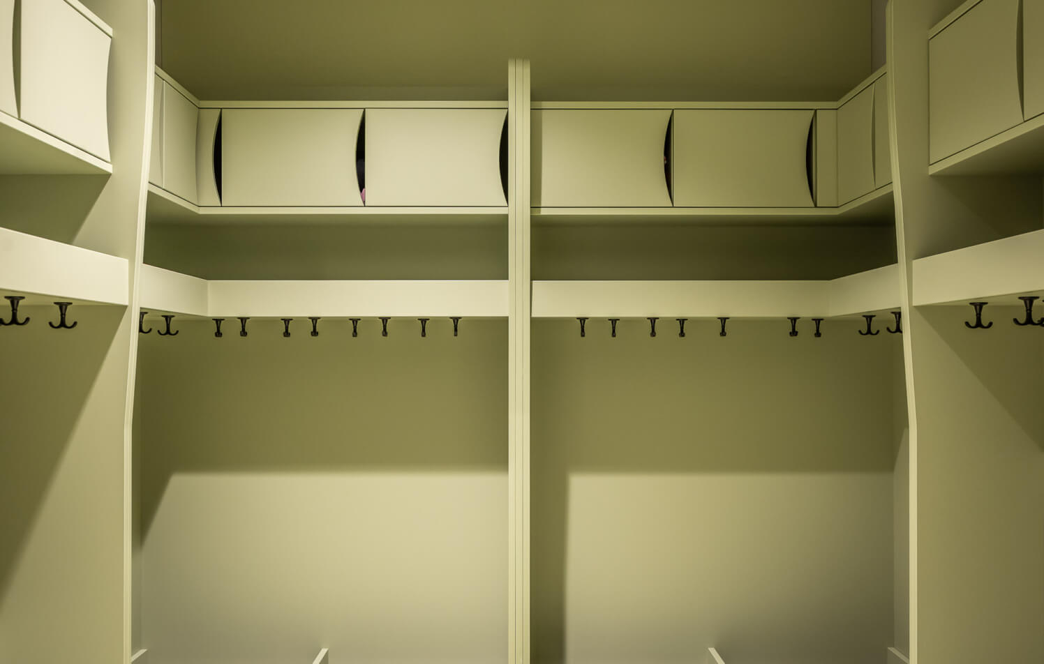 groene garderobe met opbergruimte en jashaken