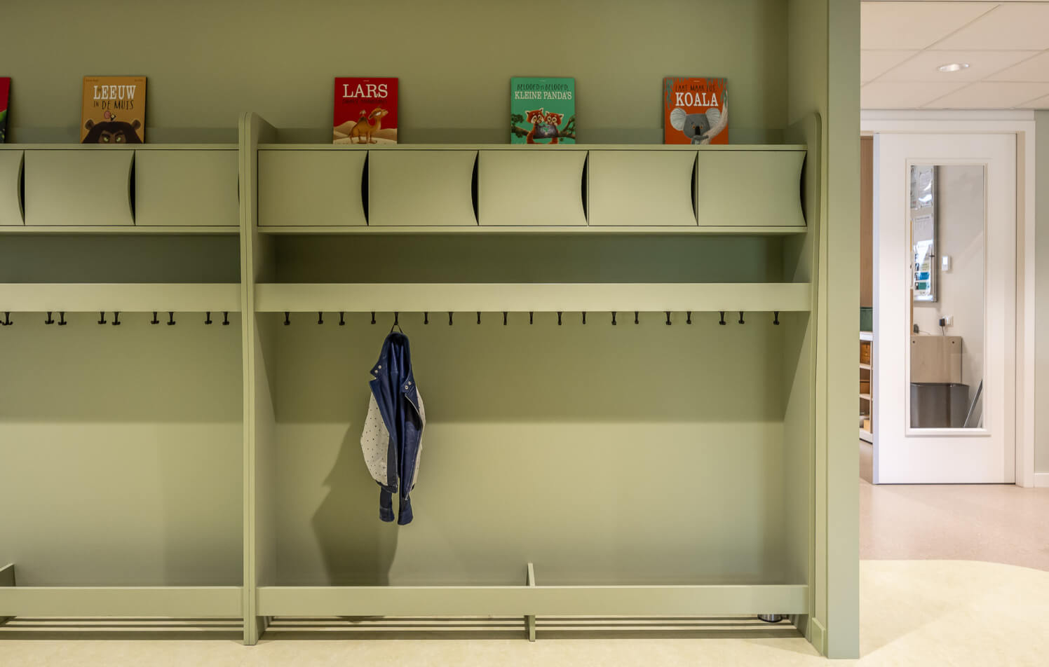 interieurbouw voor groen garderobemeubel voor basisschool