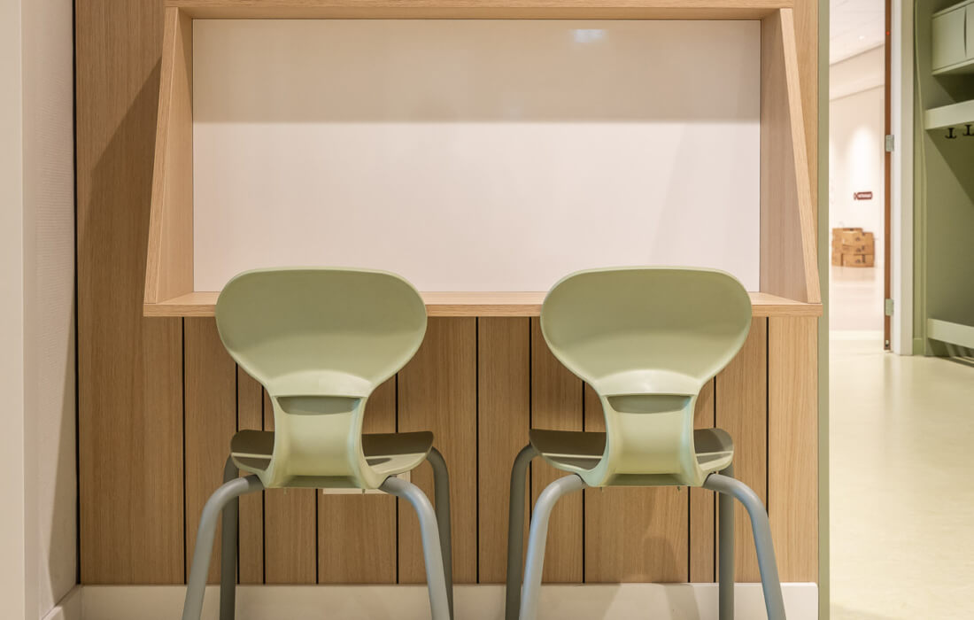 interieurbouw voor wandbekleding en wandwerkplekje voor basisschool