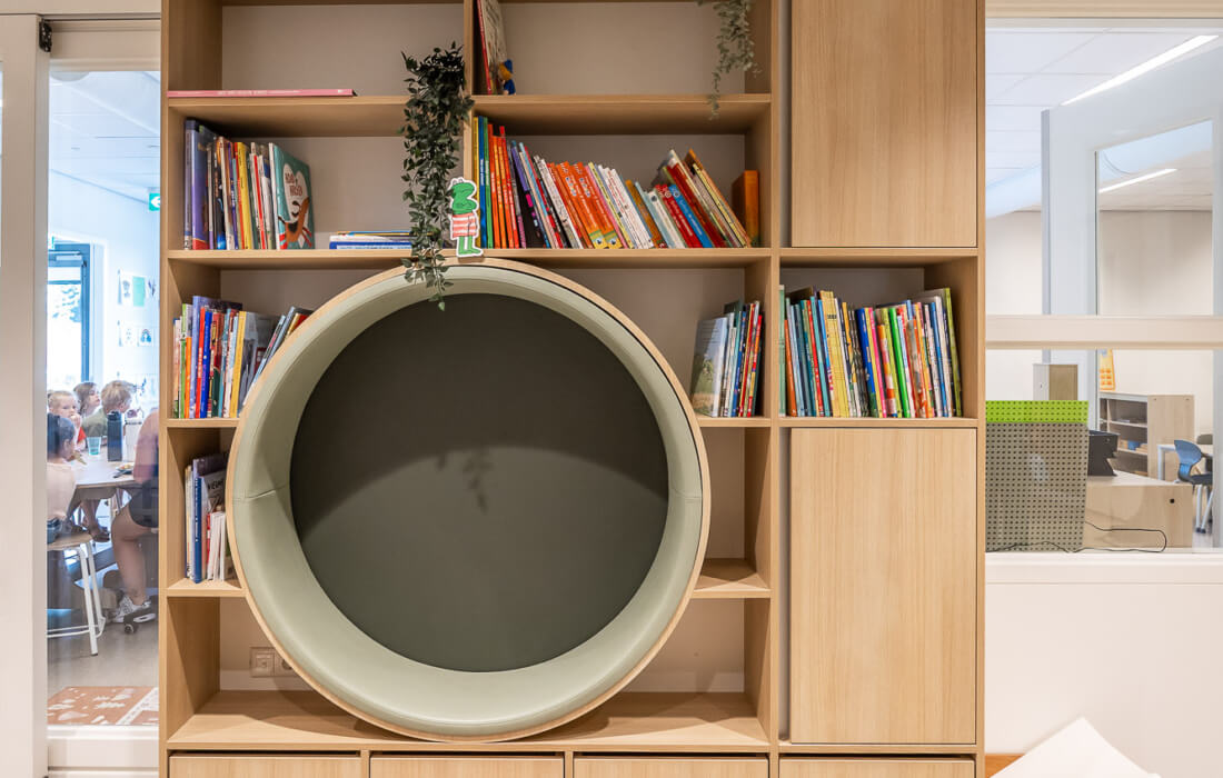 interieurbouw voor moderne bibliotheekkast met groene zitnis