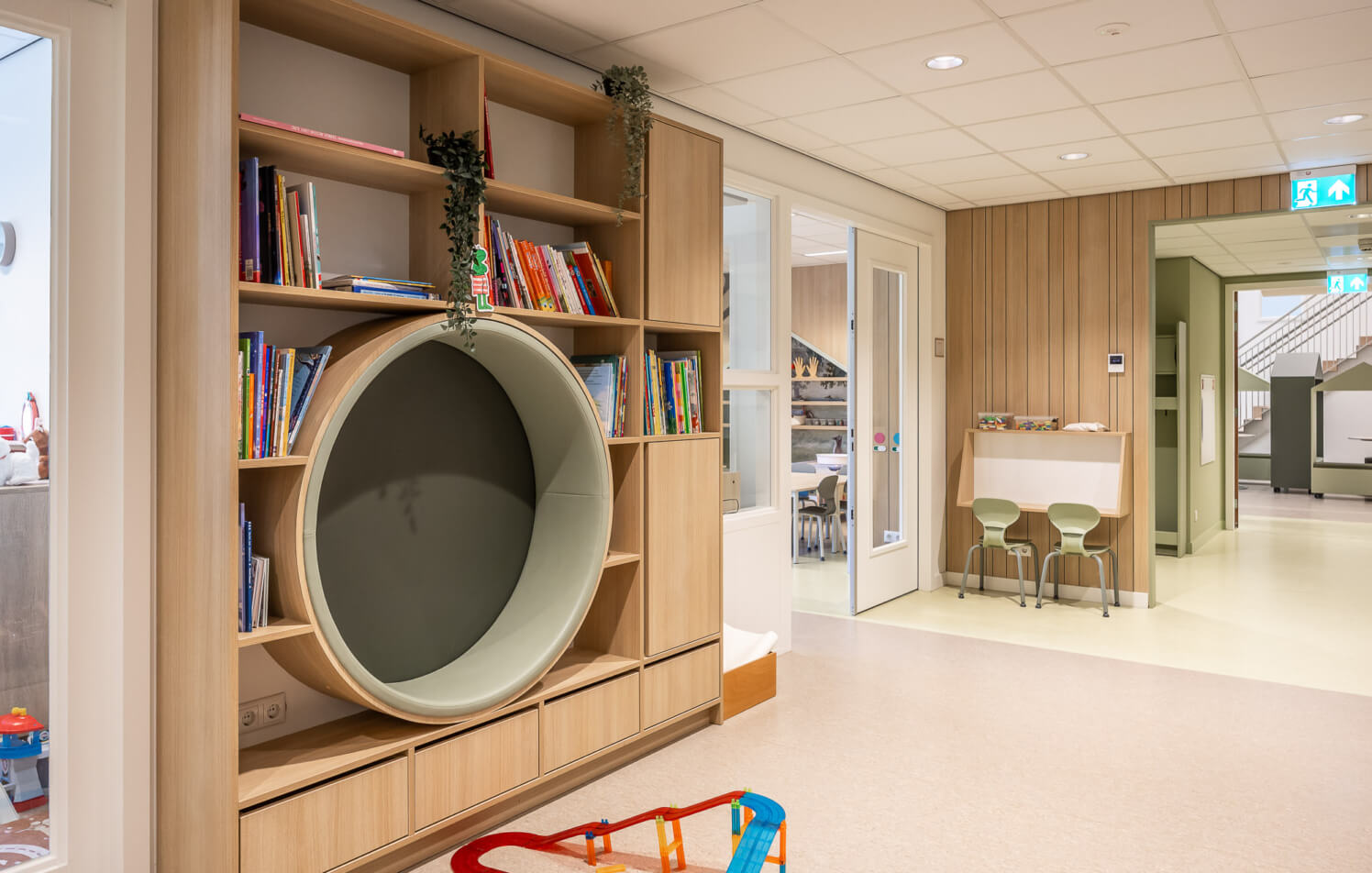 moderne bibliotheekkast met ronde zitnis en wandwerkplekje