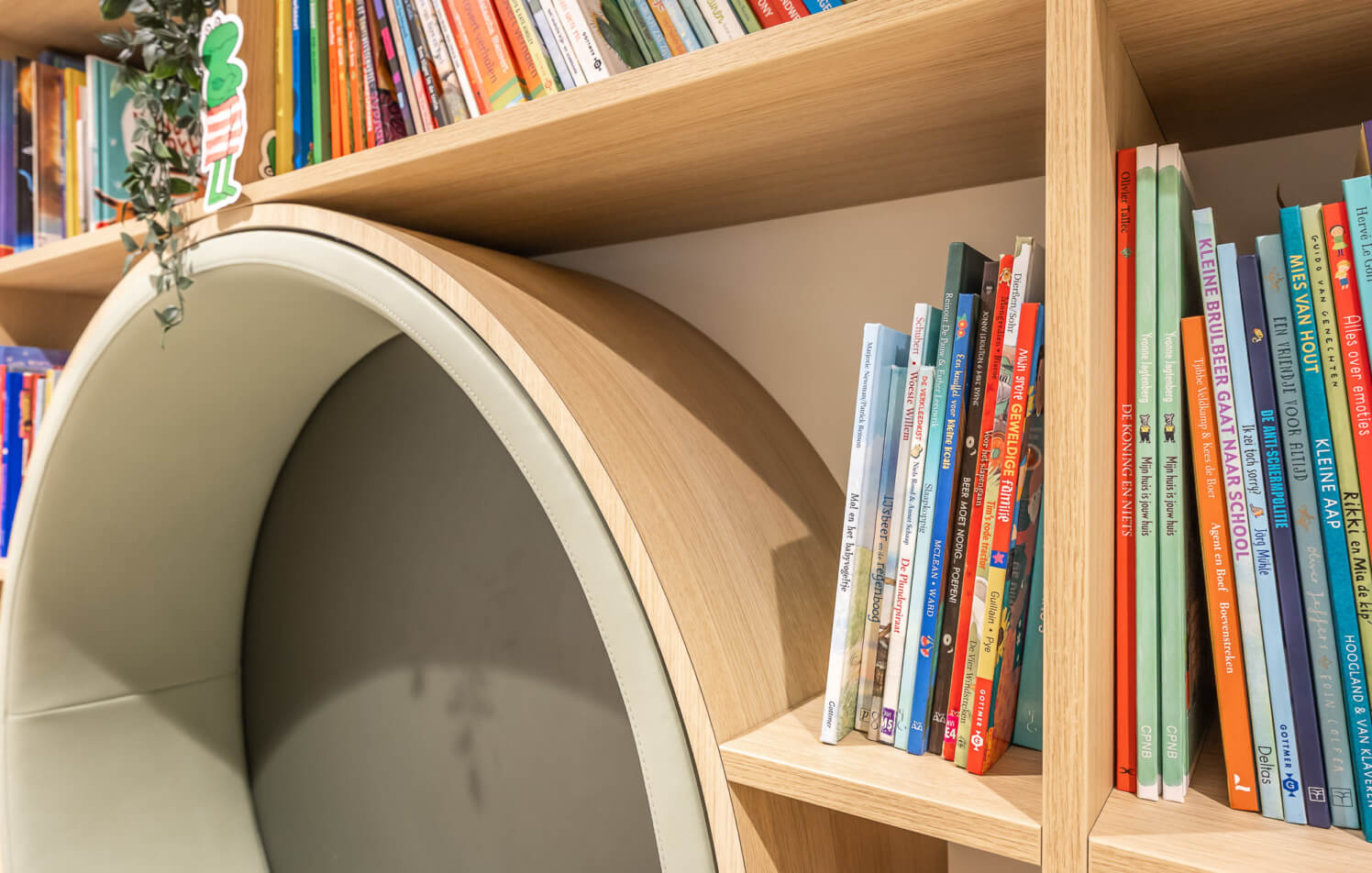 moderne bibliotheekkast met ronde zitnis