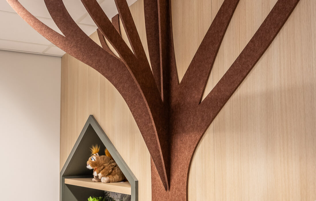 interieurbouw voor kastenwand met decoratieve boom van PET-vilt