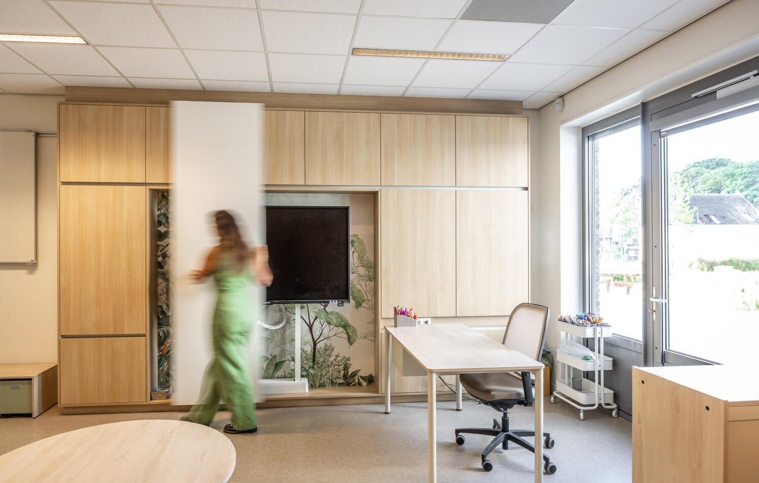 interieurbouw voor eiken kastenwand met verrijdbaar whiteboard