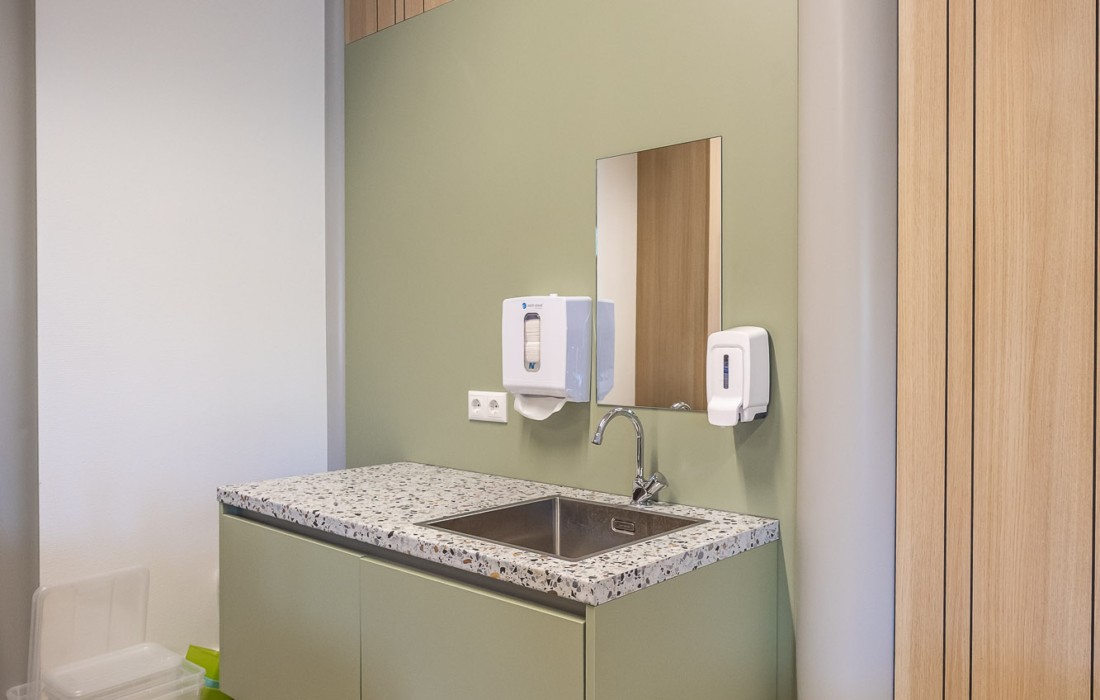 moderne lichtgroene pantry voor kinderen op basisschool