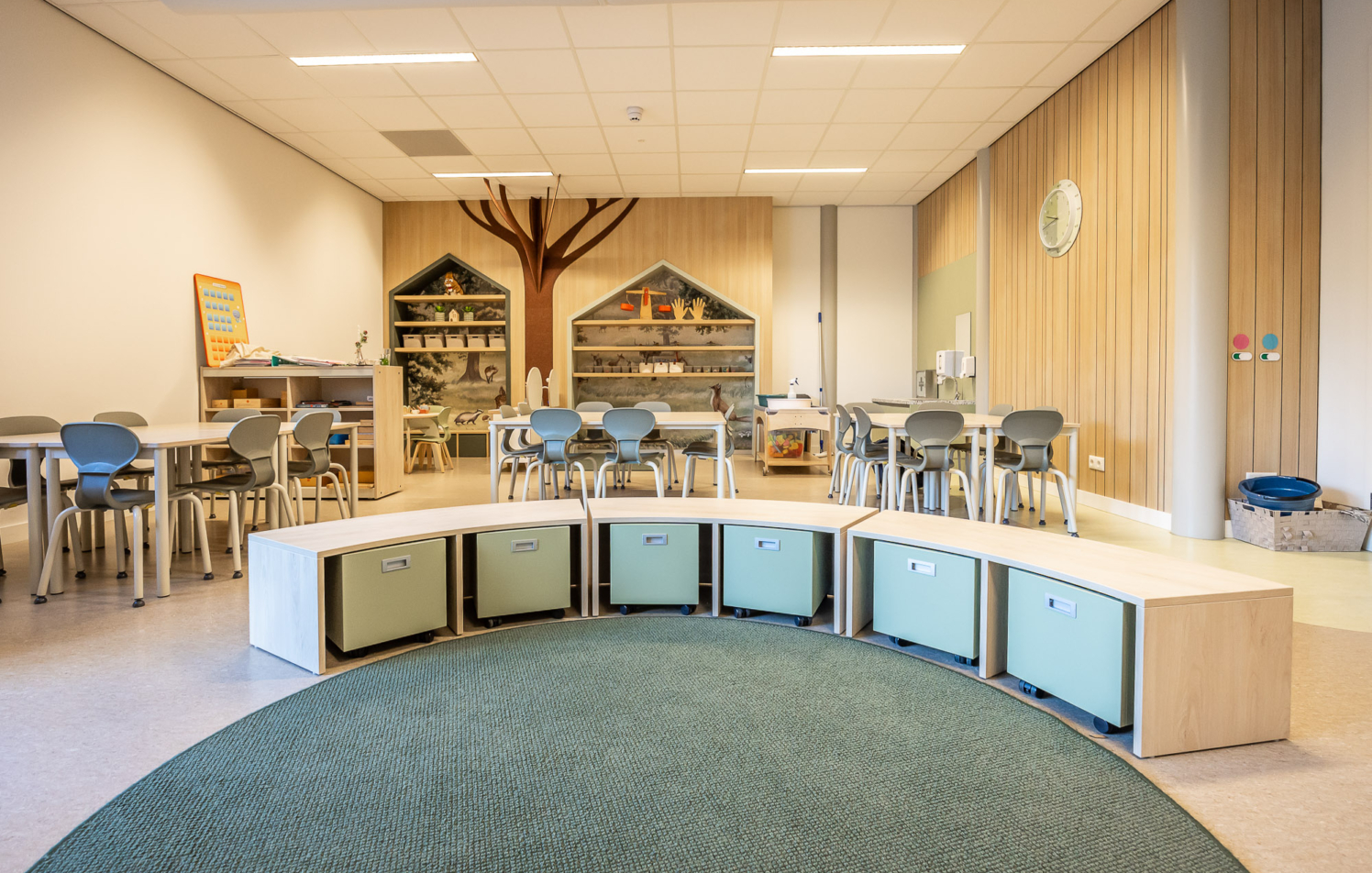 interieurbouw voor wandkast en wandbekleding voor basisschool