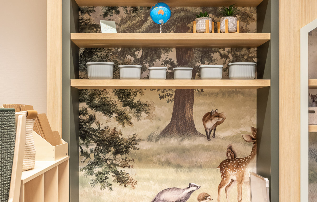 wandkast in huisvorm op maat met behang voor basisschool