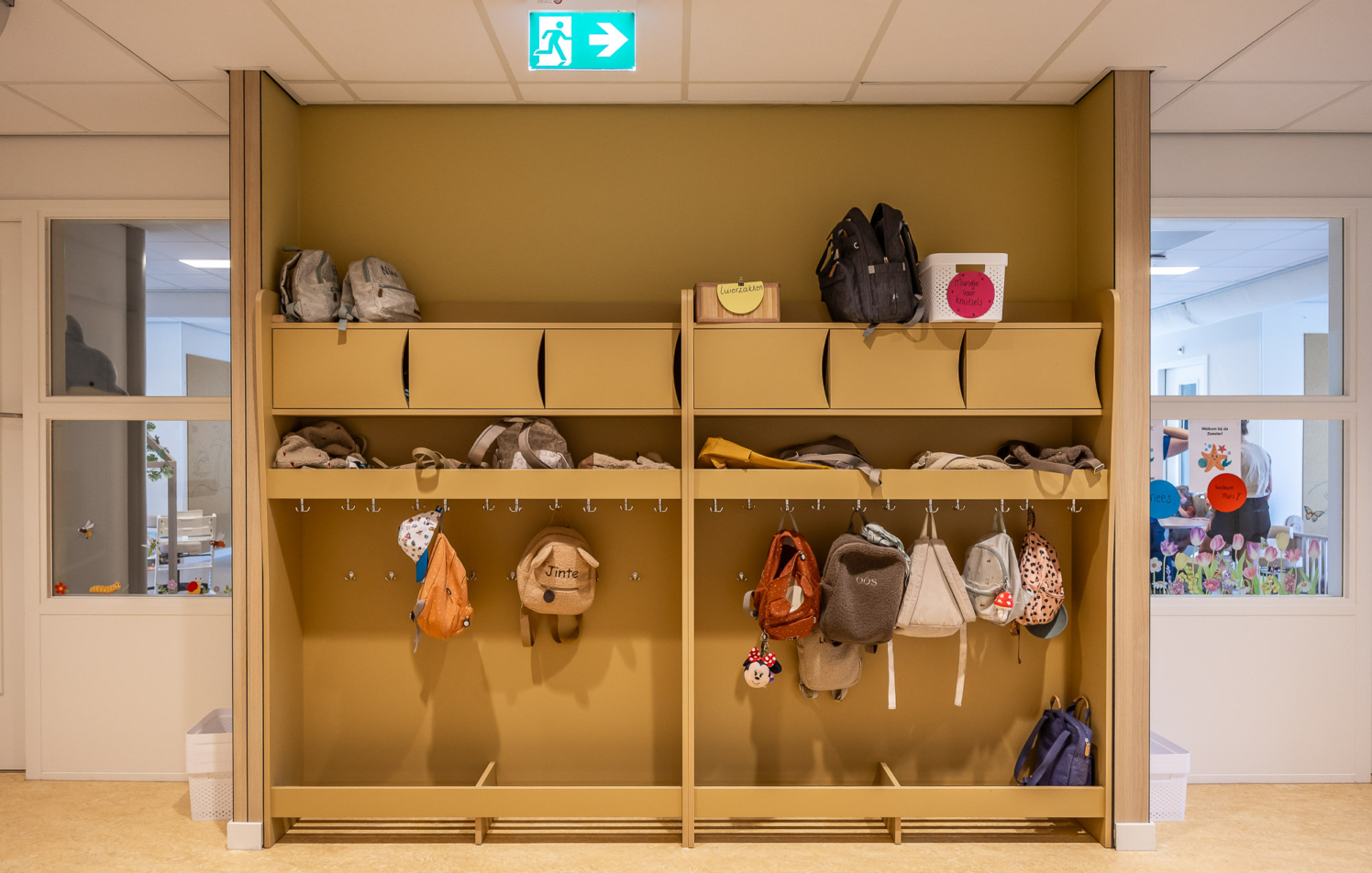 moderne gele garderobe voor basisschool