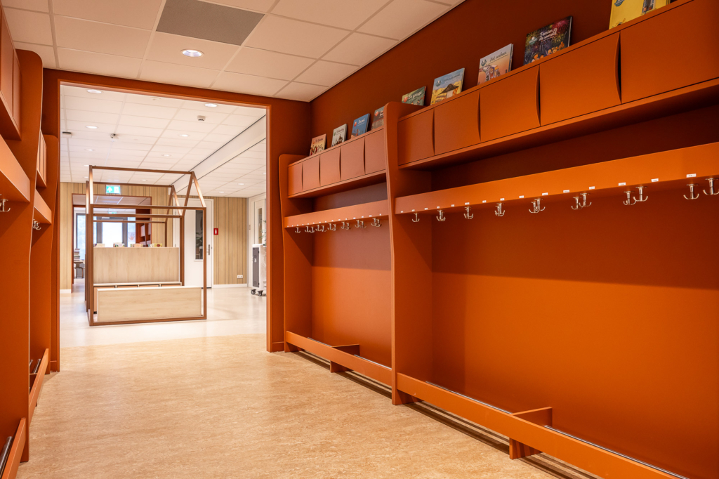 moderne kleurrijke garderobe voor basisschool