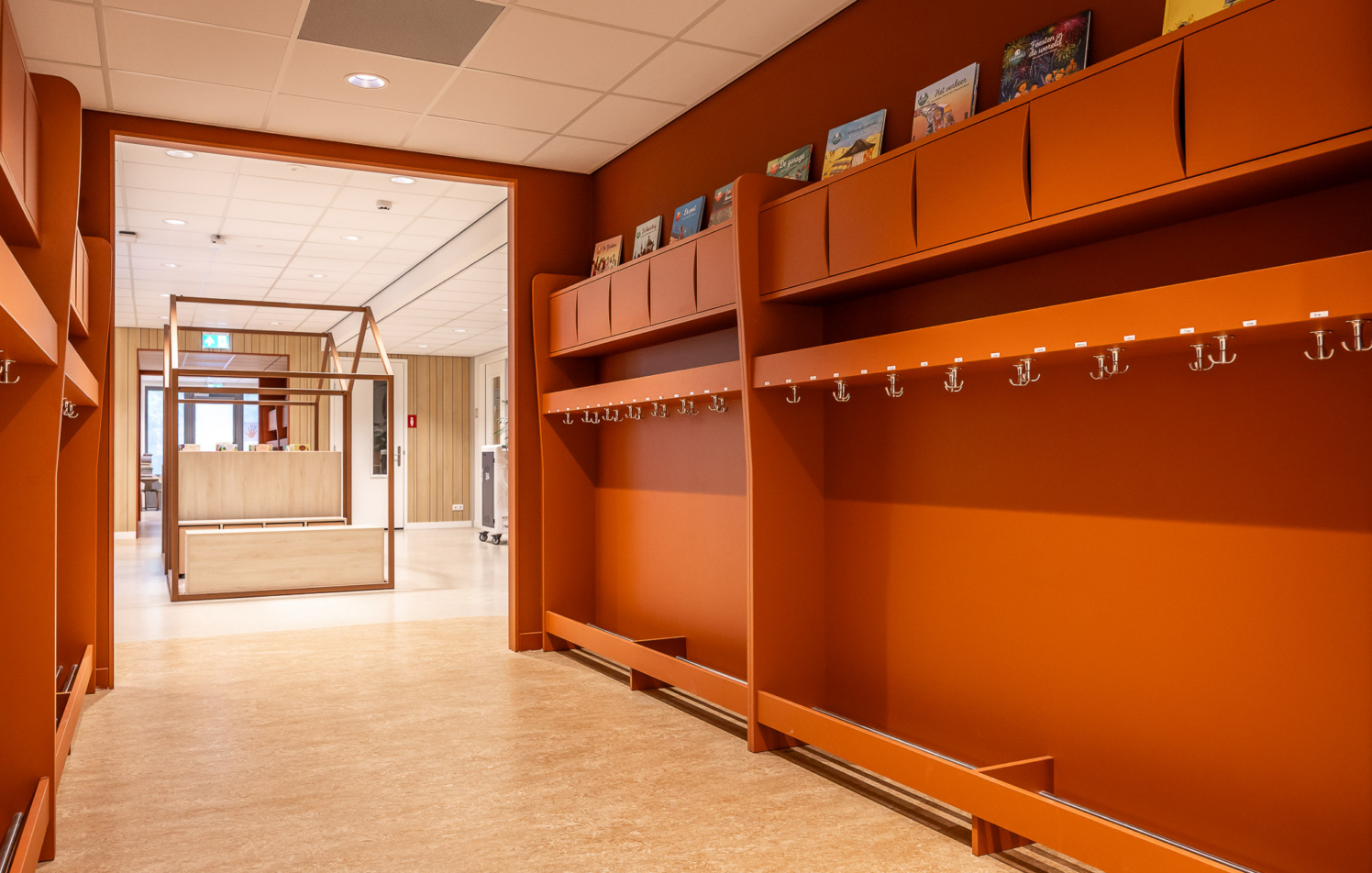 moderne kleurrijke garderobe voor basisschool