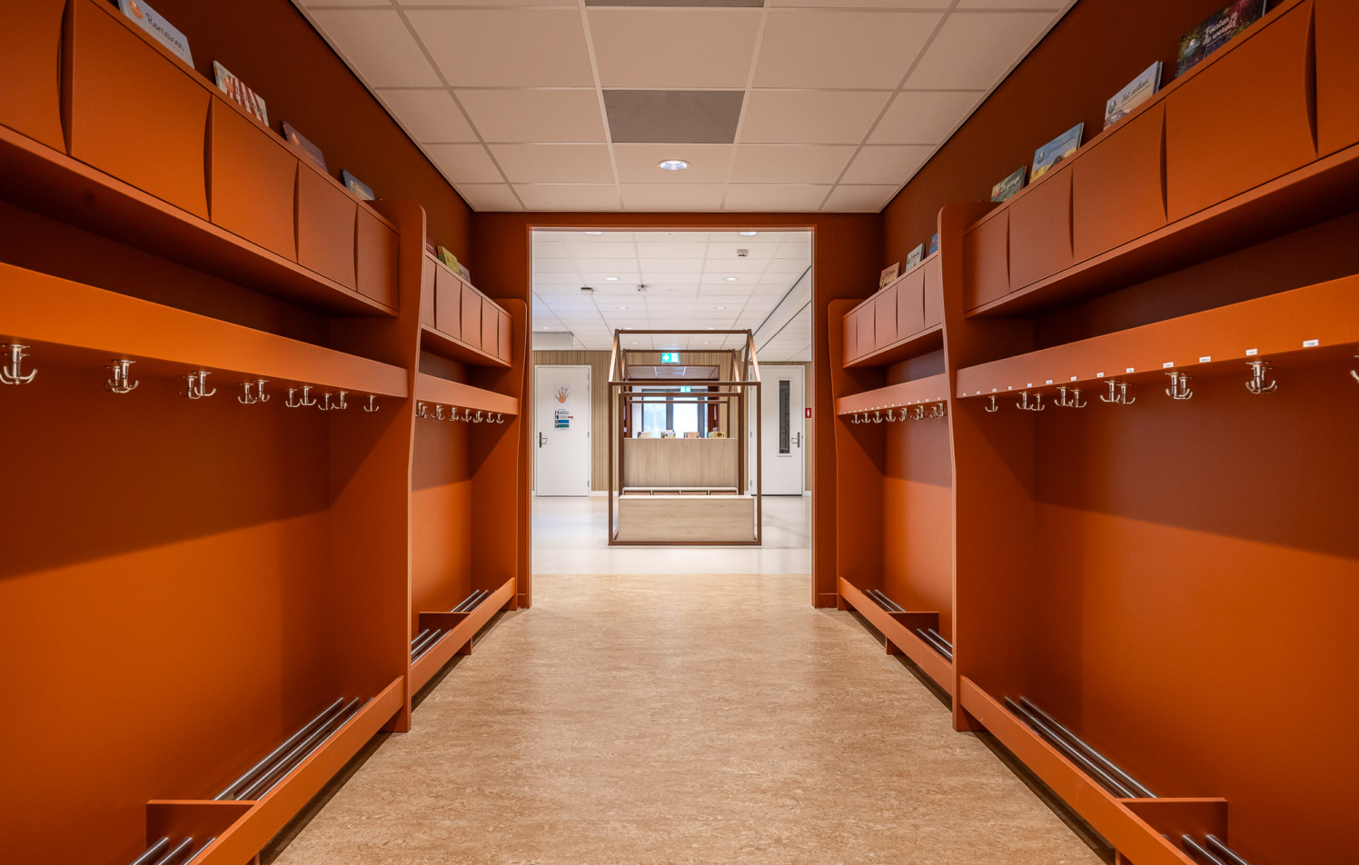 moderne oranje garderobe gang op maat voor basisschool