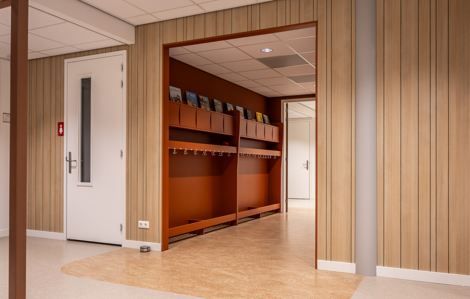 moderne terracotta garderobe meubel voor basisschool