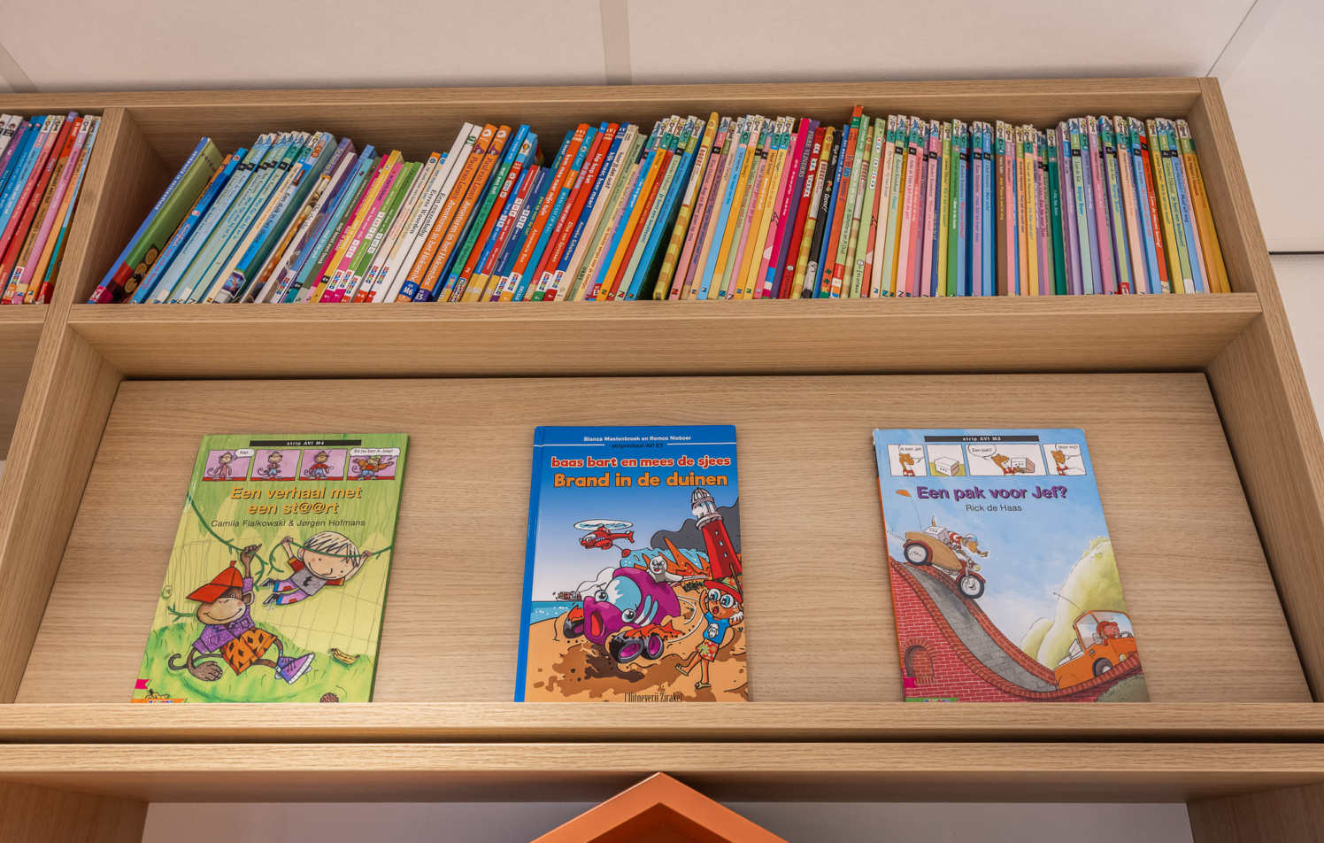 eiken boekenkast met boeken display