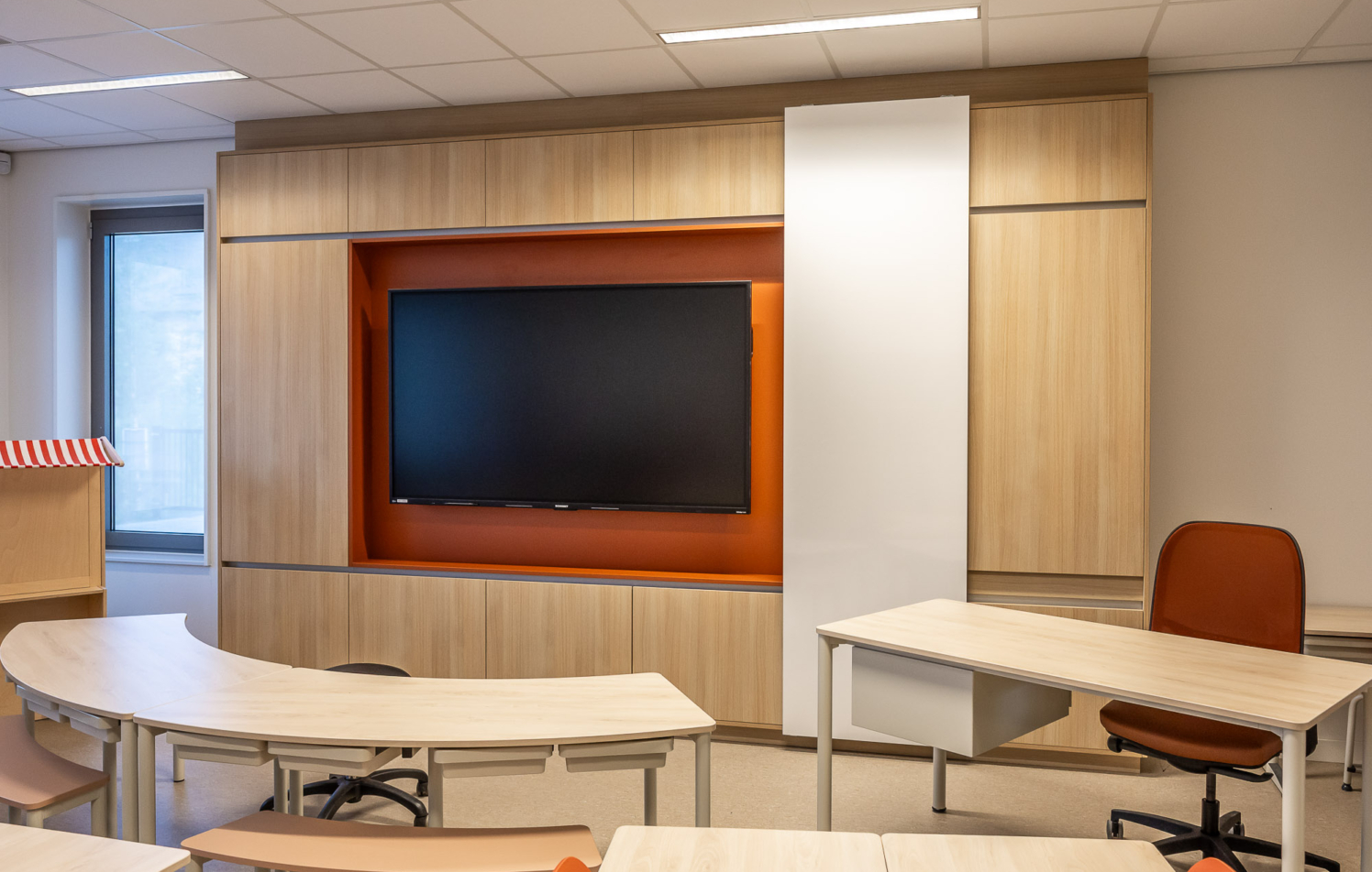 moderne tv wandkast met verrijdbaar whiteboard voor basisschool