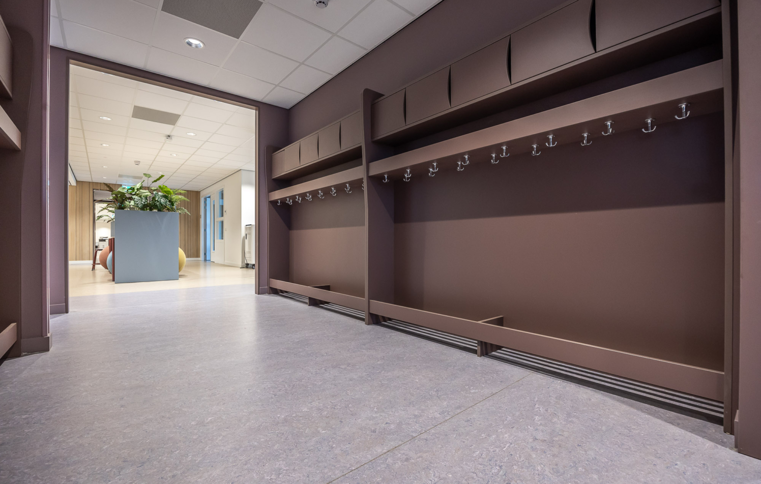 interieurbouw van stijlvolle garderobe voor basisschool