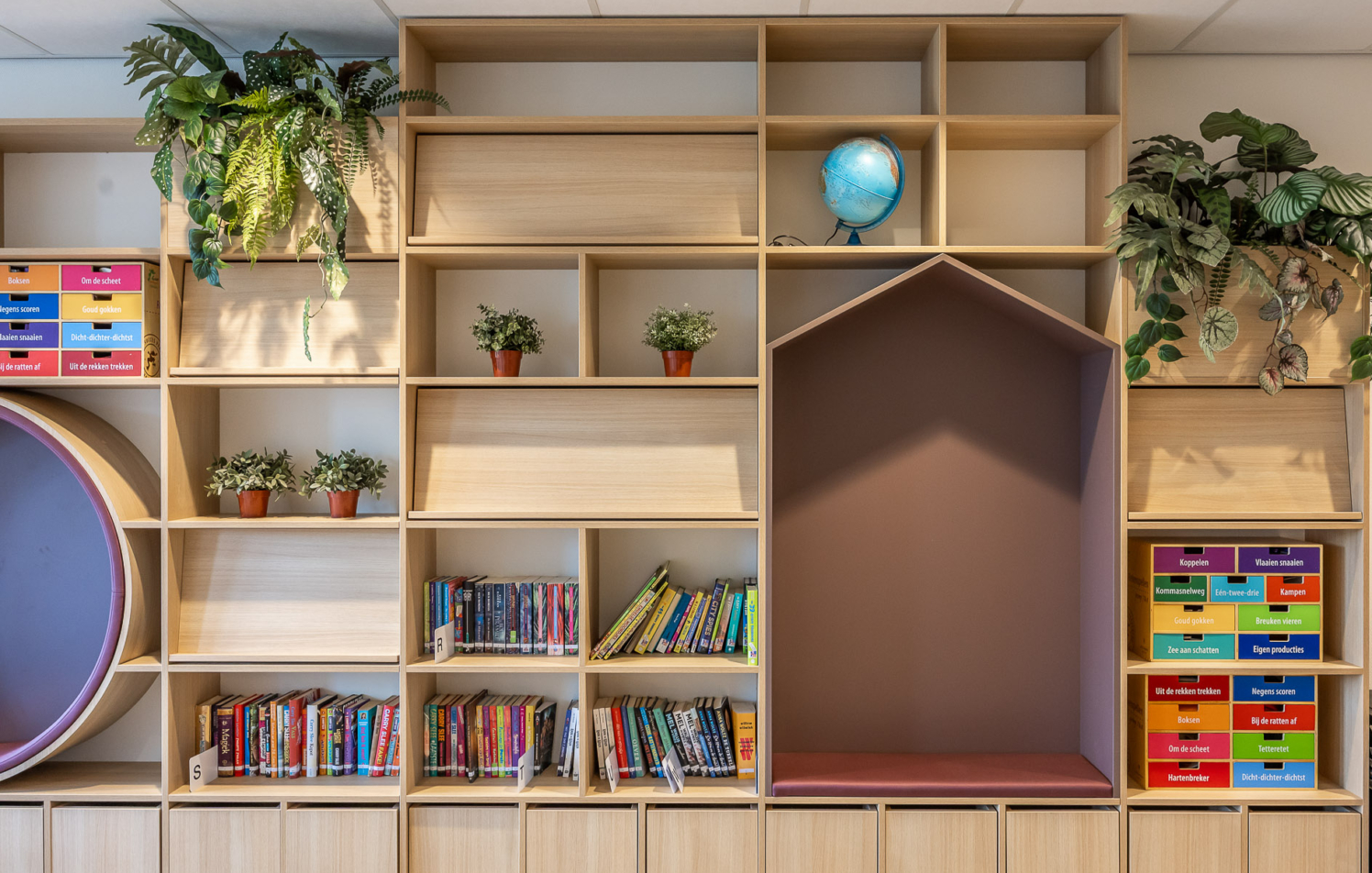moderne eiken boekenkast in basisschool