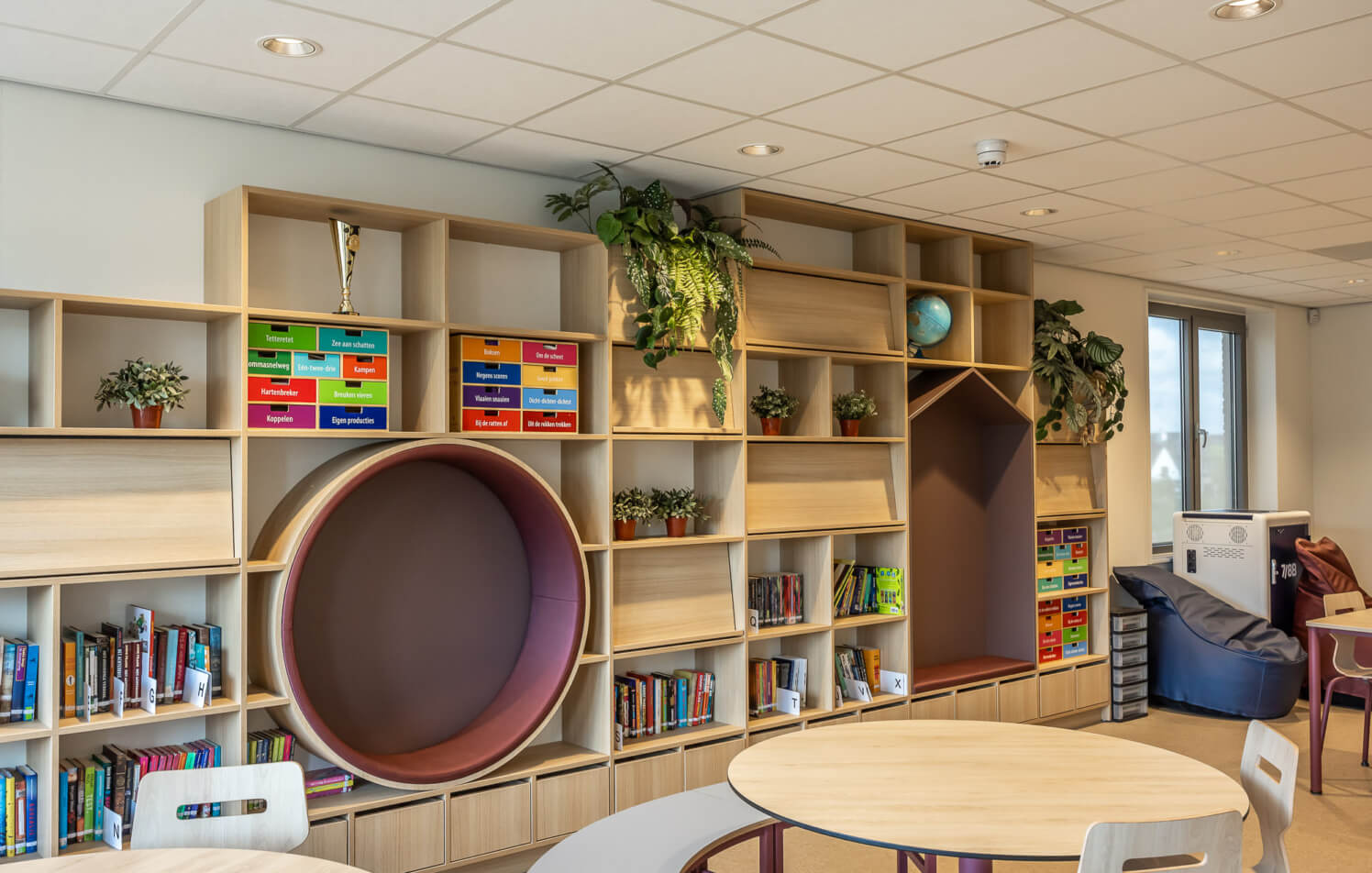 moderne eiken kastenwand op maat voor basisschool