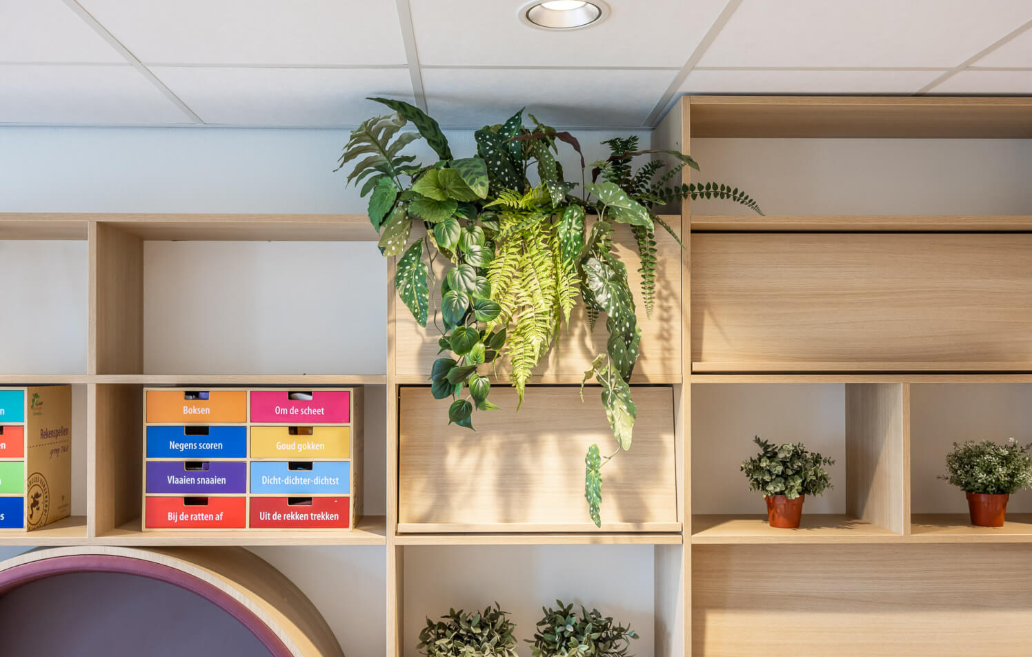 kastenwand op maat voor basisschool in eikenlook
