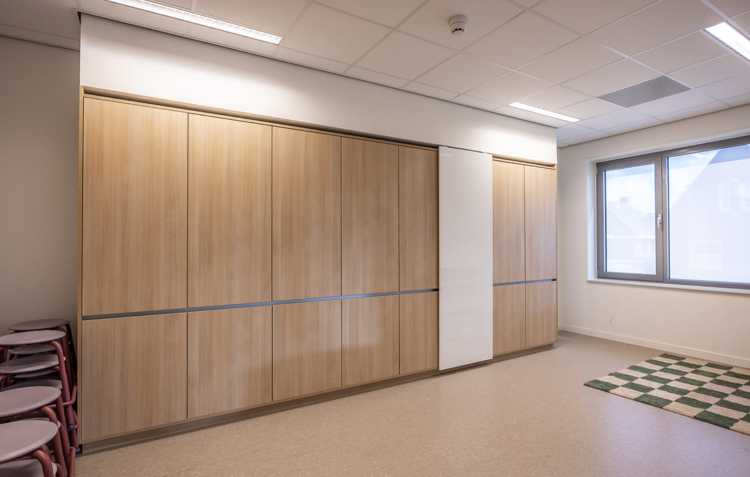 moderne kastenwand met verrijdbaar whiteboard