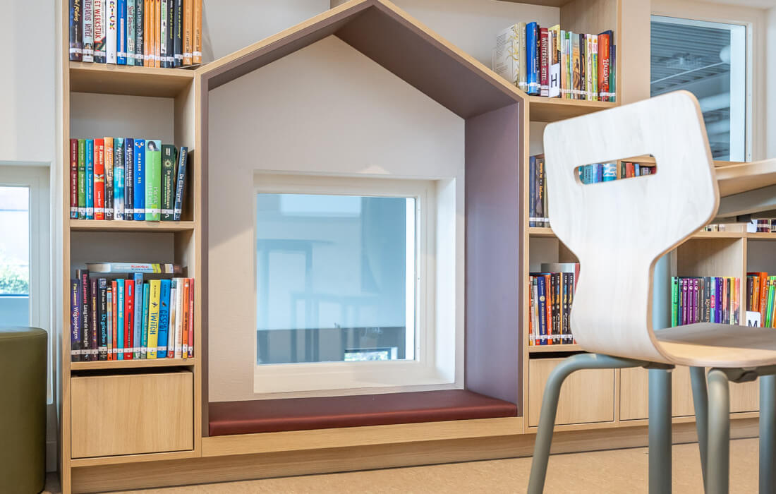boekenkast met zitnis in de vorm van een huisje op maat voor onderwijsinstelling
