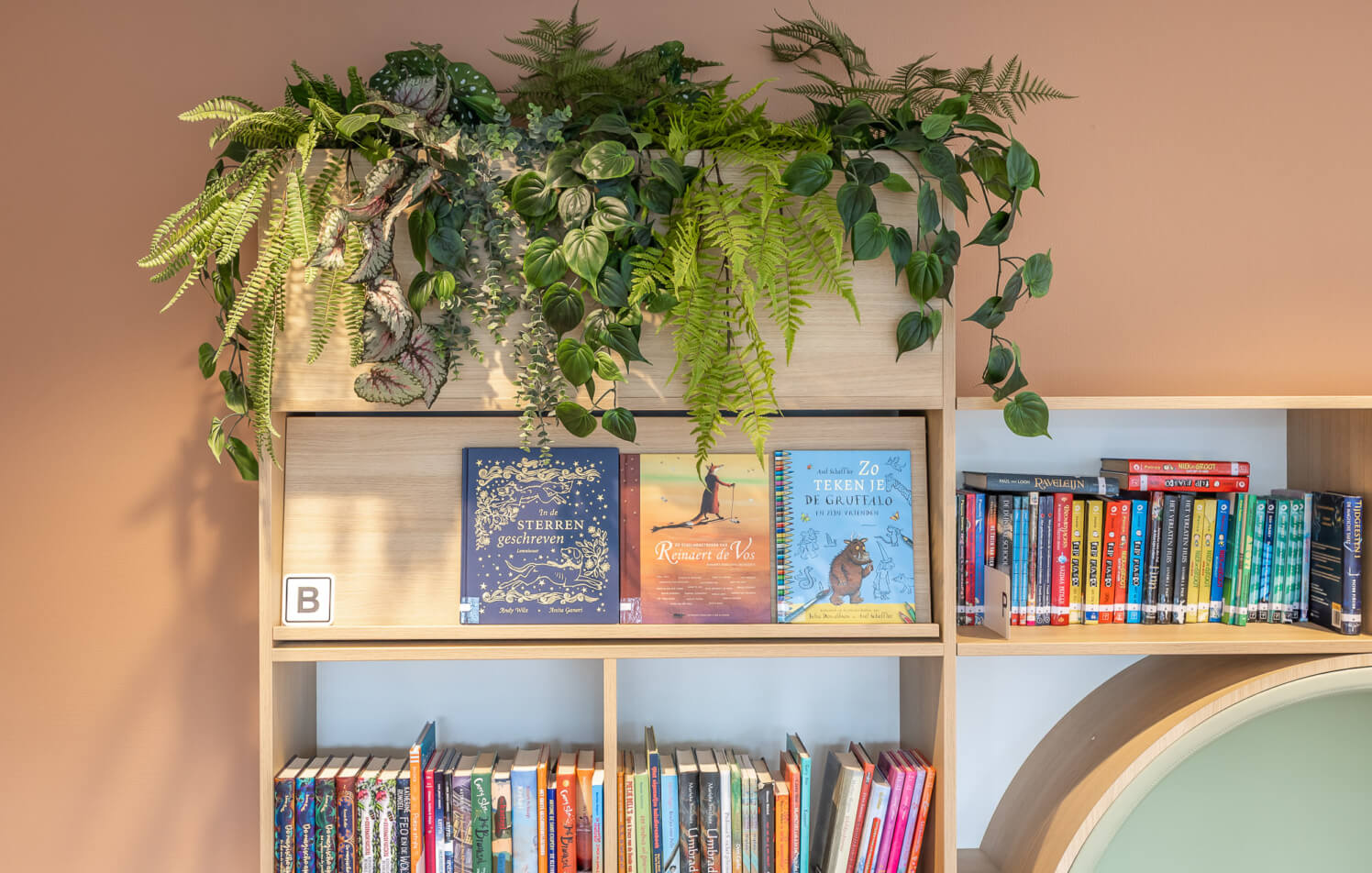 kastenwand voor boeken met plantenbak
