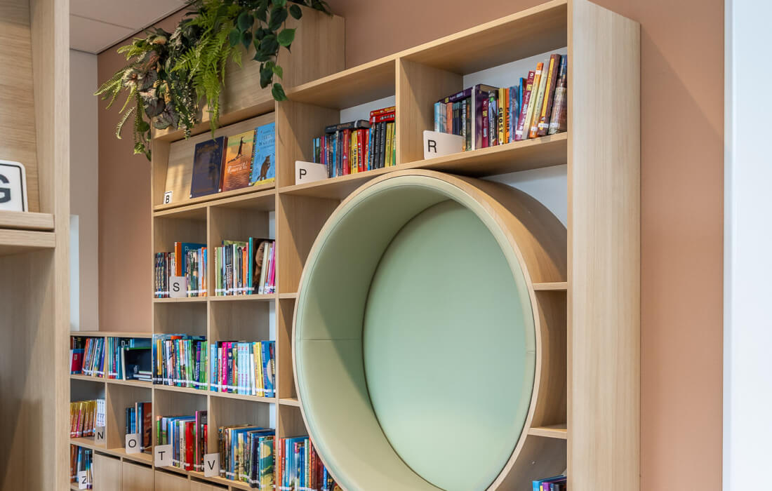 maatwerk bibliotheekkast met ronde zitnis
