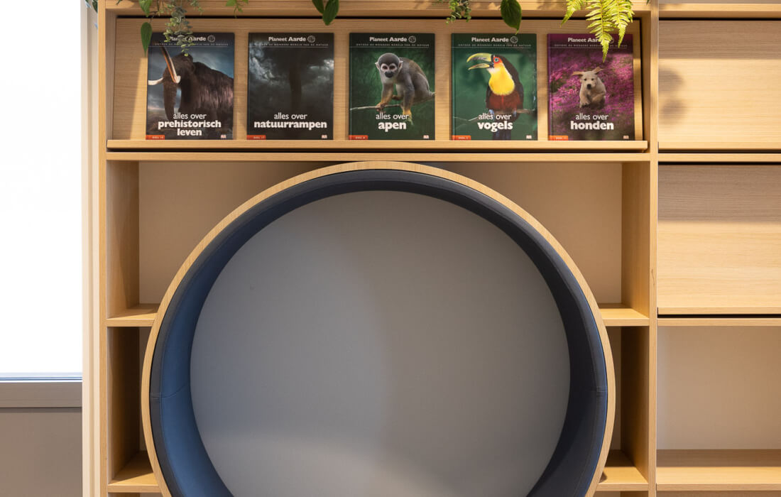 boekenkast met zitnis