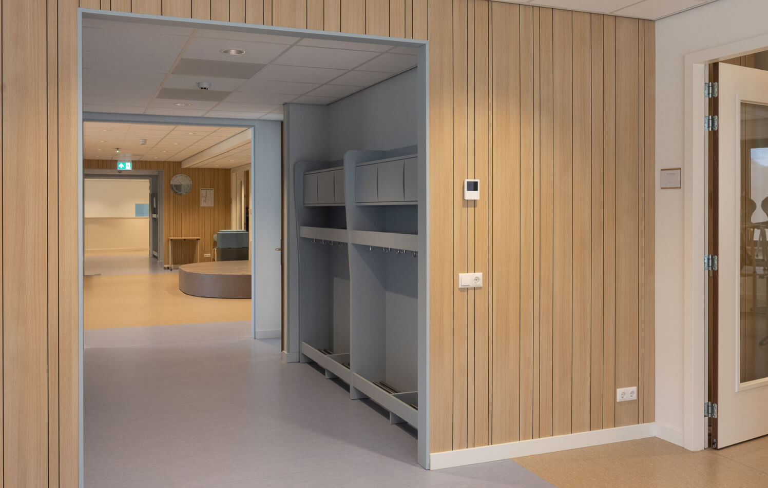 eiken wandbekleding en garderobe op maat