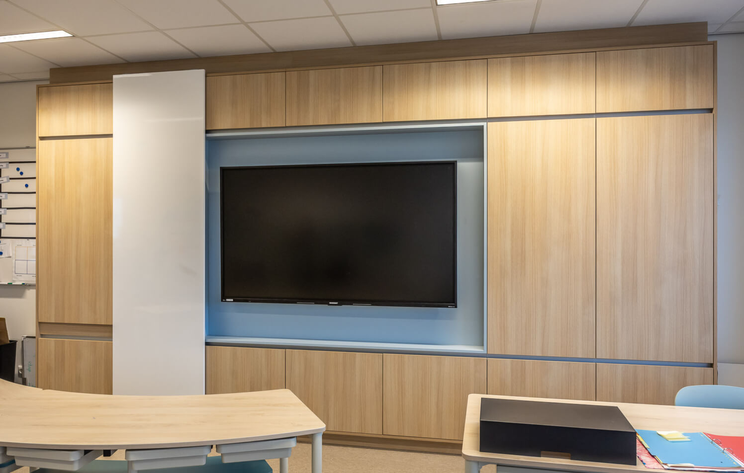 kastenwand met digiboard en schuifdeur