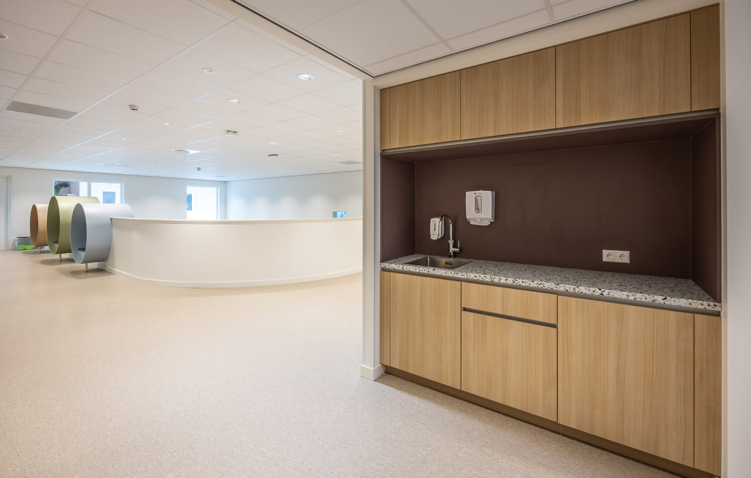 eiken pantry met terrazzo werkblad